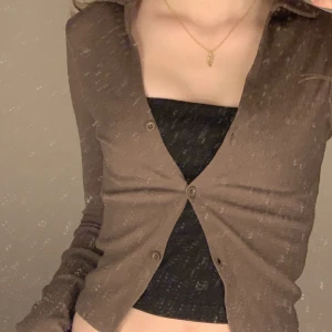 Brun top — Nelly - Köpte denna toppen från Nelly för ungefär 6mån sen och blivit använd max 3 gånger så säljer den nu pga det. Jätte najs material och jättefin färg❤️ perfekt att ha till våren☺️ 