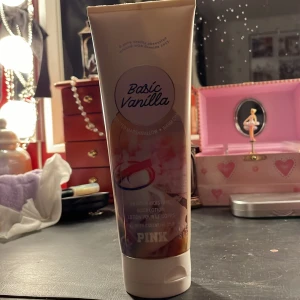 Vs bodylotion  - HITTADE EN TILL SÅ LÄGGER UT ANNONSEN IGEN!💗Säljer denna då lukten inte passa mig så bra💗Den är endast öppnad o luktad på så aldrig använd💗Köptes online från vs hemsida för ca 150kr + frakt💗SPÅRBAR FRAKT 