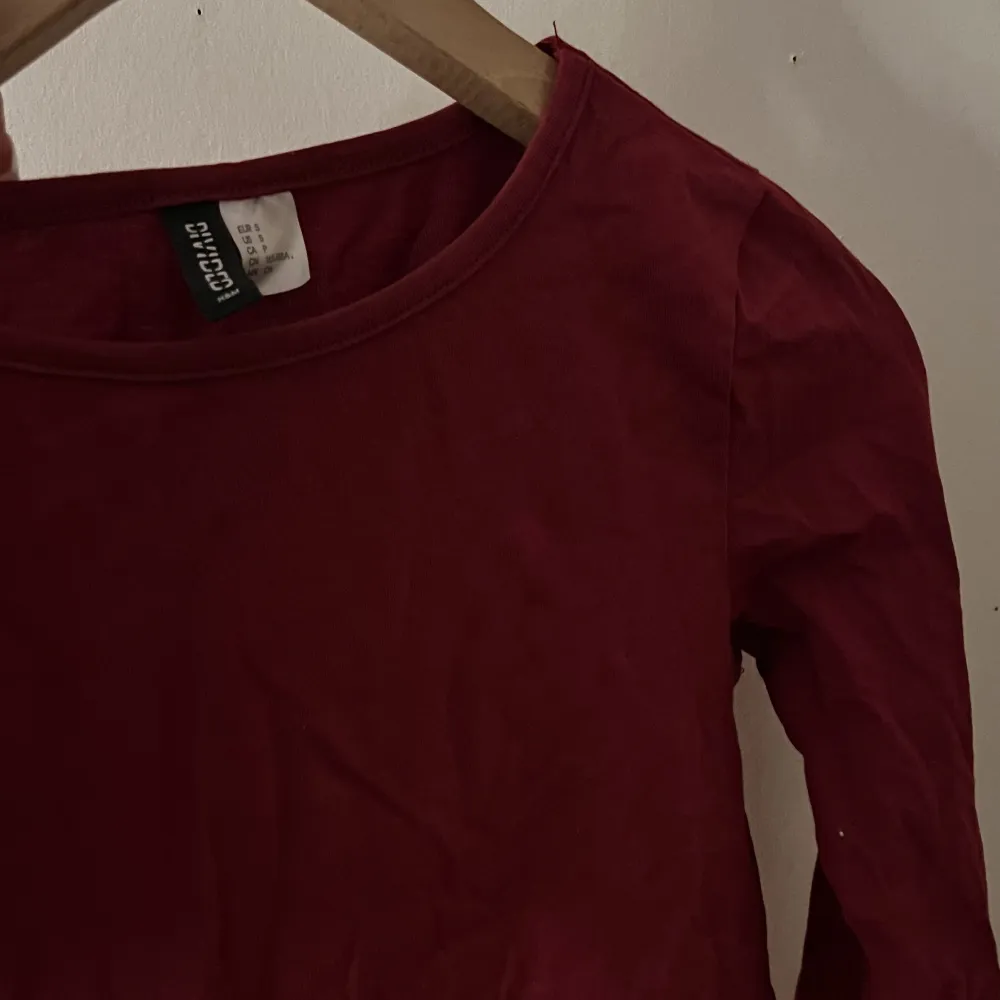 vinröd långärmad t-shirt, färgen syns bäst på första bilden, varsamt använd🫶🏽. Toppar.