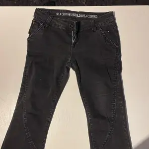 Lågmidjade jeans 30x34 i svart. Vintage vibe med glitterdetaljer på bakfickorna och på framsidan. Köpta second hand men aldrig använda. Upplevs knappt använda.