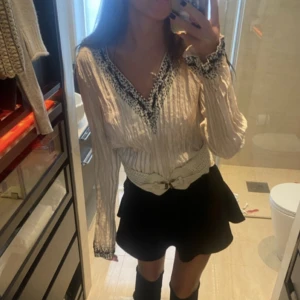 Topp med svarta pärlor vid urringningen  - 🤍