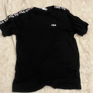 T shirt - En svart fila tröja från kids brand store!