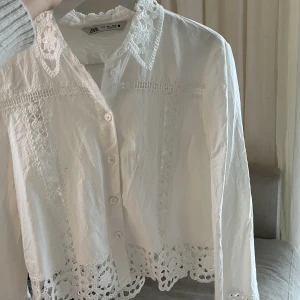 Blus från Zara  - Söt och fin vit blus från zara. Väldigt fint skick. Storlek S. Inget att anmärka på🫶🏼