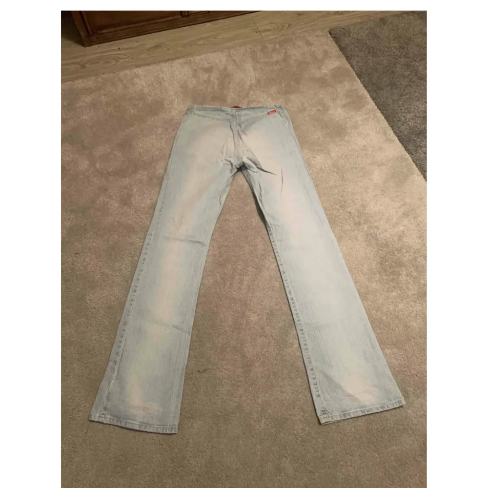 Snyggaste lågmidjade jeansen köpta från Vestiaire collective, men visade sig vara för små för mig :( Strl 29 men skulle uppskatta dom som en liten 36. Ljusblå färg med snygga fickor på framsidan!!. Jeans & Byxor.