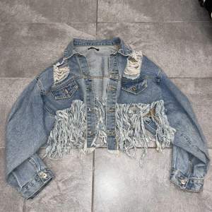 En ball croppad jeans jacka från SHEIN använd 2 sommrar men är i väldigt bra skick! 