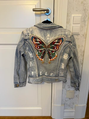 Jeansjacka Nolita  - Jättefin jeansjacka från märket Nolita. Använd fåtal gånger så den är i väldigt fint skick. Rökfritt hem.  Storlek 34.   Nypris 2799kr,  mitt pris 250kr  Finns i Kungsbacka, kan skickas mot att köparen betalar frakten.