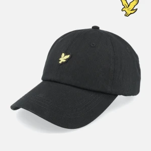 Lyle & Scott keps  - Denna kepsen har jag haft på mig 5-10 gånger och har bara legat i min garderob i 5mån. Kepsen har absolut inga missfärgningar eller skador överhuvudtaget. Är herr men passar nog även till tjejer. Kan självklart be efter fler bilder vid intresse!