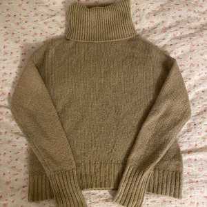 Stickad polotröja  - Säljer en stickad tröja med polo i strl Xs. Jättemysig, köpare står för frakt💞