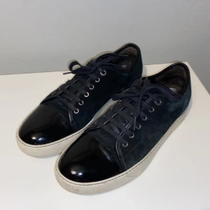 Lanvin size 42 - Säljer fräscha lanvin i marinblå färg.  Storlek 42 men är lite stora i storleken, passar 43. Kontakta för fler bilder!