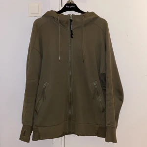 CP Company Hoodie - Säljer en cp hoodie i mycket bra skick. Storlek L. Självklart äkta!