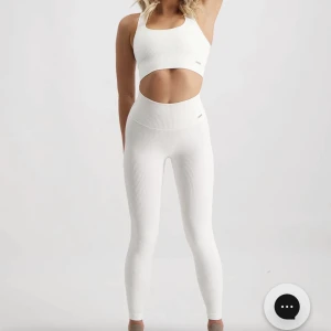 Amin Träningstights  - Vita ribbade seamless tights från amin! Som nya, endast använda ett fåtal gånger💖 Köparen står för frakten☺️ Ny pris 599kr  Mitt pris 400kr
