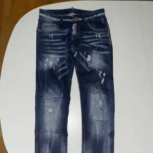 Säljer mina dsq2 jeans 1:1 kopia. köpte dom för 600kr och tänkt sälja dom nu gör 500kr. Dom har använts typ 2-3 gånger sen kändes dom lite tajta för mig. 350kr vid snabb affär 