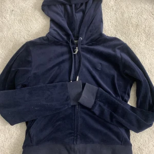 Fräsch jc kofta - Intressekoll på min jc kofta, inga slitningar och har alla detaljer kvar. Kommer sällan till användning. Är fortfarande rädd om den och tycker den är fin. Köpt för 1200kr o undrade mest om det är värt att sälja😊