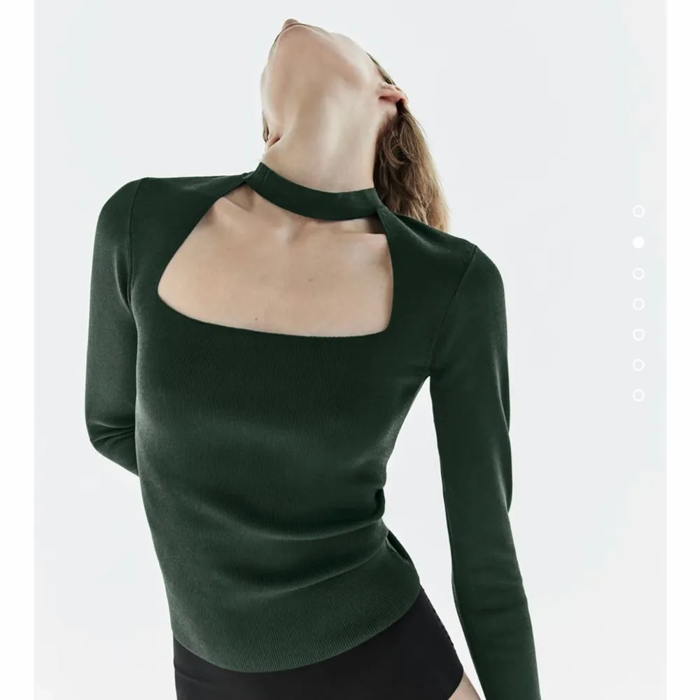 mörkgrön tröja från zara, inte alls mycket använd så i väldigt bra skick och den säljs inte längre hos zara, skriv för fler bilder🤍. Toppar.