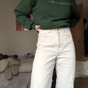 Weekday Rowe 27/32  - Säljer mina vita weekday rowe i storlek 27/32 då de är lite för korta för mig. 