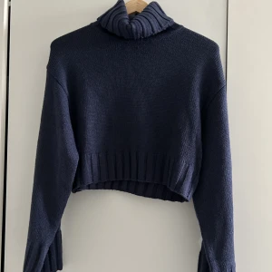 Ull tröja - Använt 1 gång. Original priset var 250 kr. Den är kort så de är en magtröja. Super bekväma och har långa ärmar som sitter löst. Kontakta för fler bilder eller liknande:)