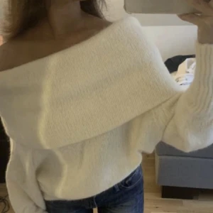 Off- shoulder tröja - Off-shoulder tröja från hm. Endast använd 1 gång så nästan nyskick. Bilden är lånad så kom privat för egna bilder, köpare står för frakt💞