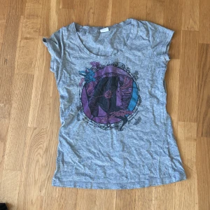 tröja med tryck  - Tröja med tryck storlek M från gintricot