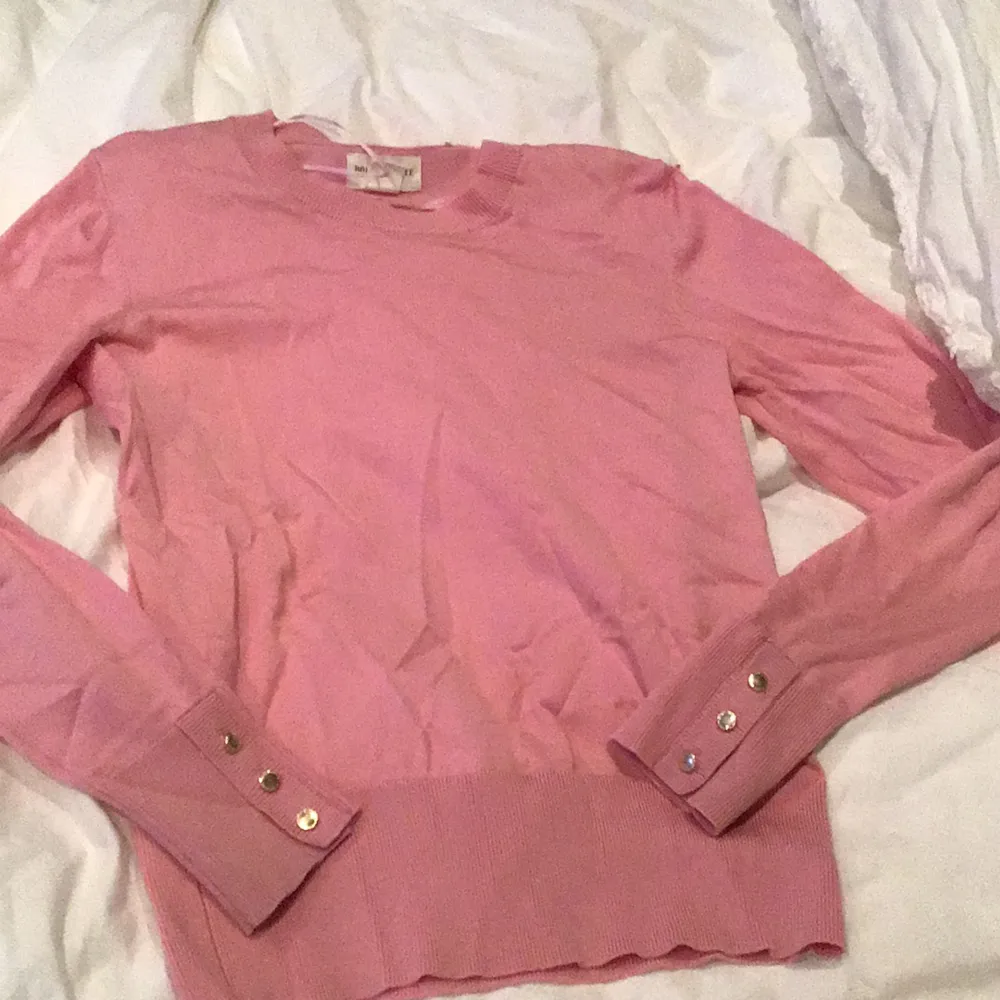 Säljer min jötte fina Holly whyte tröja med guld detaljer.Jätte fin rosa färg💓Köpt på Lindex för nån månad sen men har använts få tals gånger.Inge smuts eller märken Nypris:399. Tröjor & Koftor.