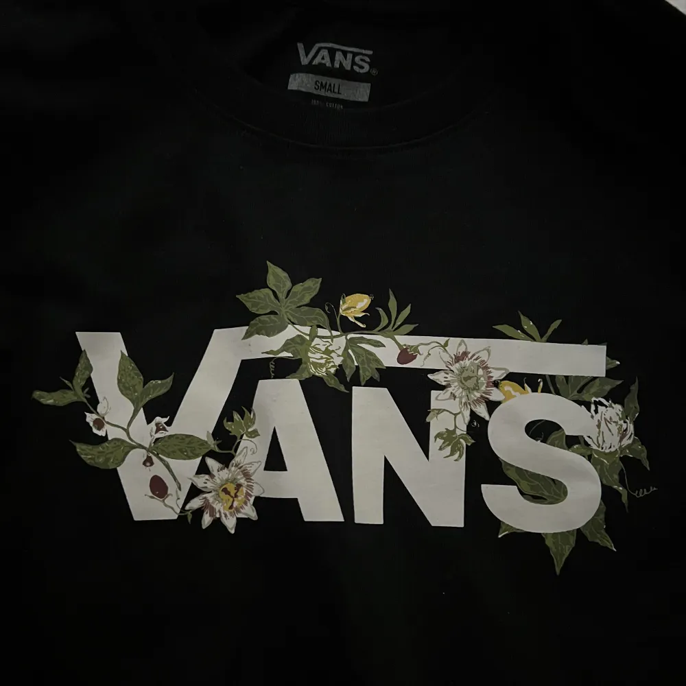 En helt ny och oanvänd Vans tröja i storlek S. Köpt för 569kr och säljer nu  pågrund av fel storlek. . Toppar.
