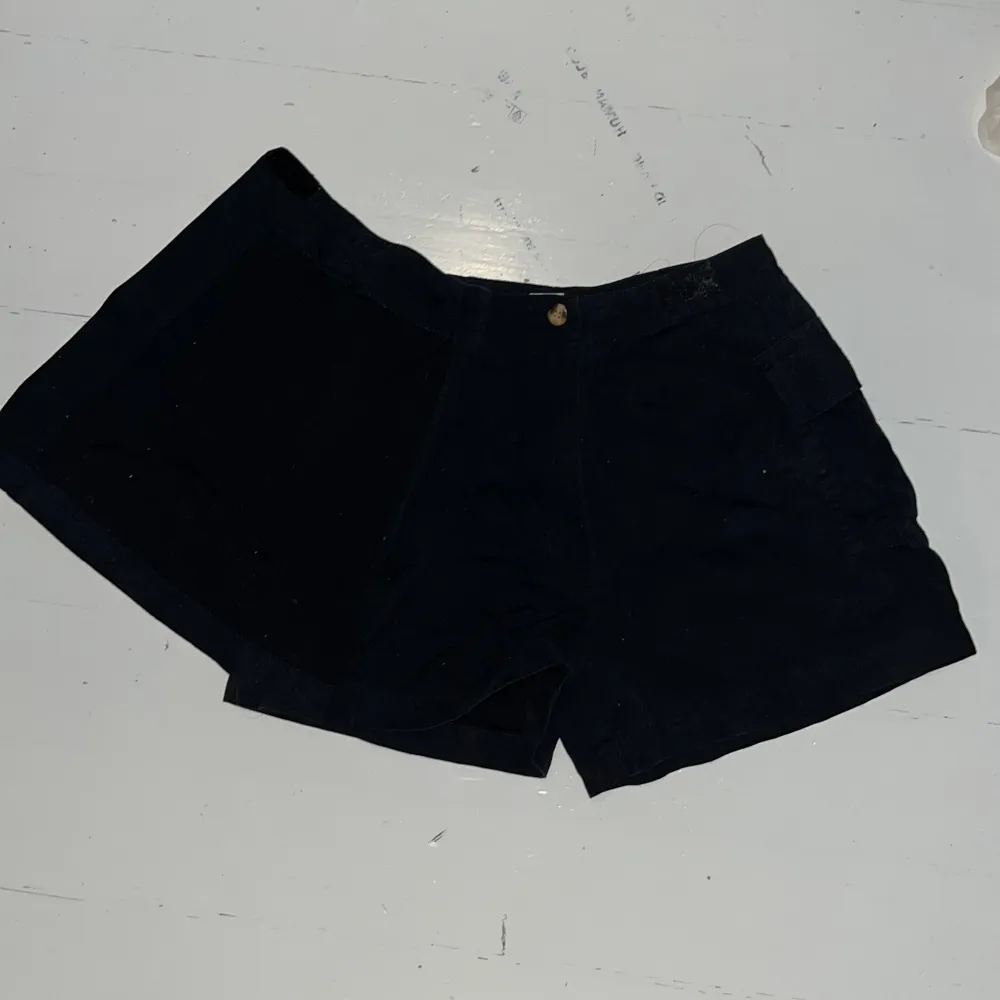 Superfin svart skort (shorts+skirt) som tyvärr inte passar mig längre🦇 Den är svart men första bilden är ljusare för att man ska kunna se detaljerna. Två sidofickor & mellanhög midja. Midjemåttet är 62cm. Verkligen jättefint plagg som passar många stilar. Shortsit.