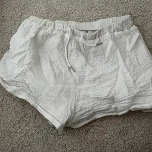 Tunna shorts som liknar lite linne. Finns även undershorts i dem så de inte blir genomskinliga!