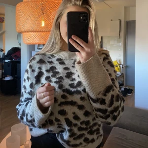 Leopardtröja - Flyttrens!! Säljer denna superfina leopardtröjan som dessvärre inte kommer till användning längre