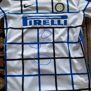 Inter Milan fotbolls tröja - Inter Milan fotboll t-shirt.  Storlek XL barn (158-170).  Nike t-shirt med 3 små fläckar och en större.  Även om det är svårt att se när man bär t-shirten.  Meddela mig om priset :)