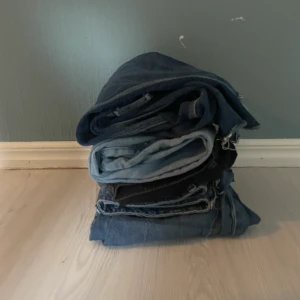 4stk loose fit jeans - Storlek: 30/30 på alla förutom carrhart byxorna som är lite korta på längden. Ett par för 75 och alla för 300kr. Frakten betalar de som köper. Alla byxor är i bra skick och är näst intill oandvända.