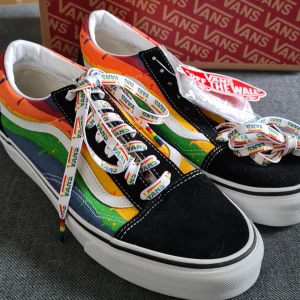 Vans Old School Rainbow Drip - Helt oanvända med kartongen kvar. Finns både snörerna som visas på bild och ett par helvita snören. 