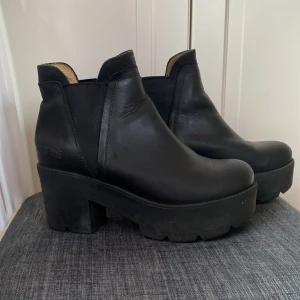 Johnny bulls - Hej, säljer nu mina Johnny bulls då dom inte används längre. Dom är i storlek 39 och inte super mycket använda alltså i gott skick, med 8cm klack och 4cm platå. Priset kan vara diskuterbart vid snabb och smidig affär🫶🏼(nypris 1000)