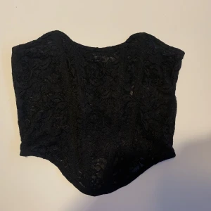 Korset  - En SÅ SNYGG spets korset ifrån bikbok men som tyvärr inte kommer till användning, använd en gång ❤️