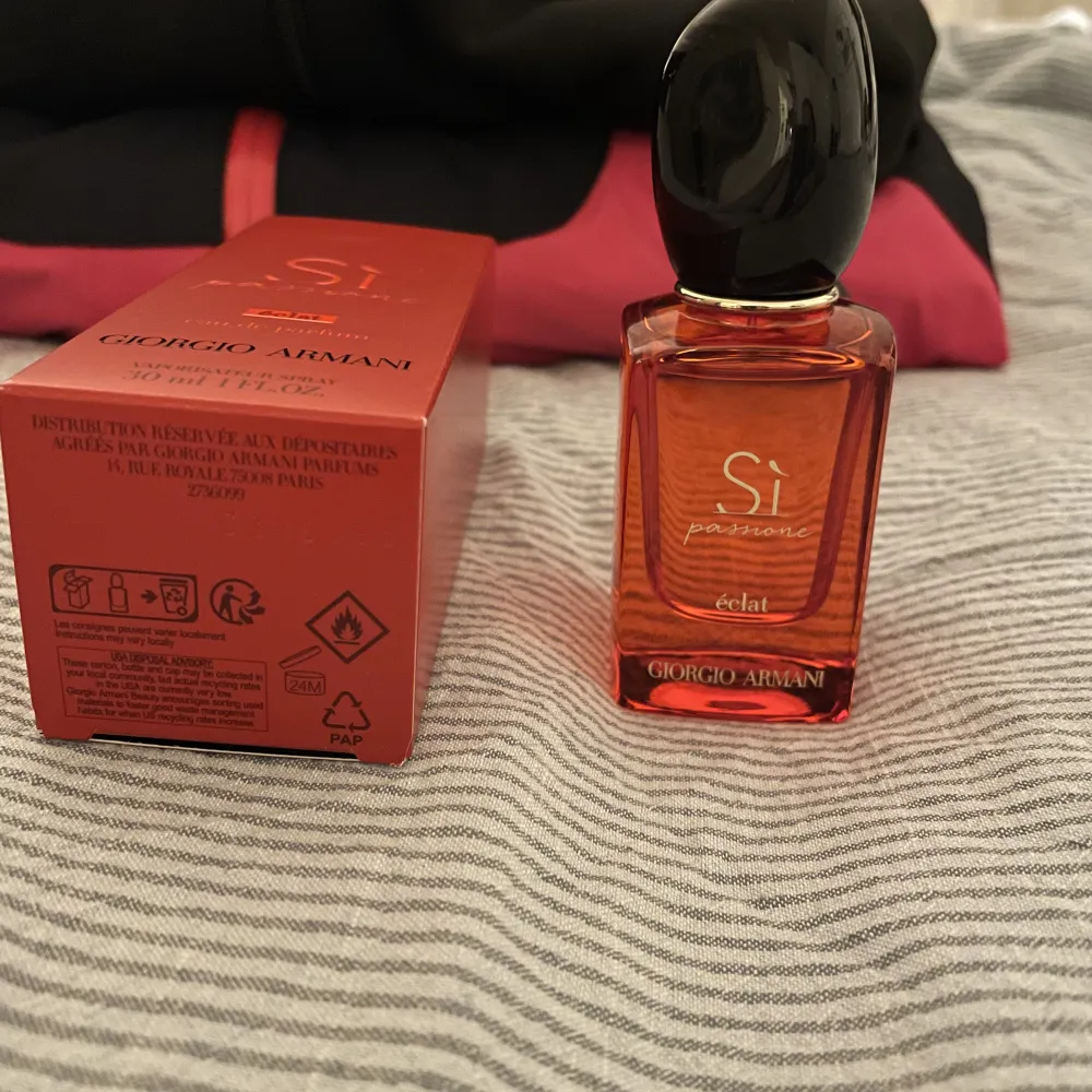 Georgio Armani passione 30 ml edp, den är iprincip full som ni ser på bilden. Bara testat. Accessoarer.