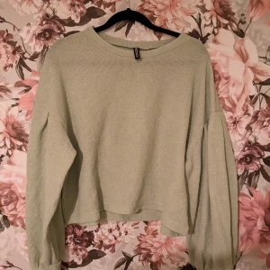 Ljusgrön tröja med ballongärmar - Bra skick med endast några få noppor fram! Storlek M men passar S🤍
