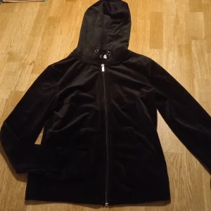 Huvtröja från ginatricot - Svart huvtröja från gina. Xxs