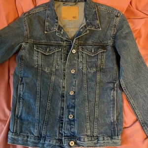 Jeansjacka  - jeansjacka från lager 157! Super trevlig och skön, men säljer då jag endast använd en gång!