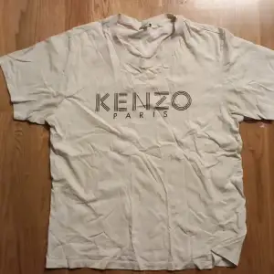 Kenzo tshirt köpt på NK 2018 Bra skick, sparsamt använd. Storlek L Den e skrynklig på bilden men kan stryka den åt dig om du köper den, om du tycker det är för jobbigt själv alltså. 🤙🤙🤙