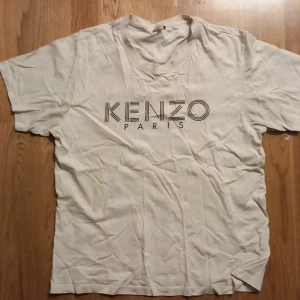 Kenzo t shirt - Kenzo tshirt köpt på NK 2018 Bra skick, sparsamt använd. Storlek L Den e skrynklig på bilden men kan stryka den åt dig om du köper den, om du tycker det är för jobbigt själv alltså. 🤙🤙🤙