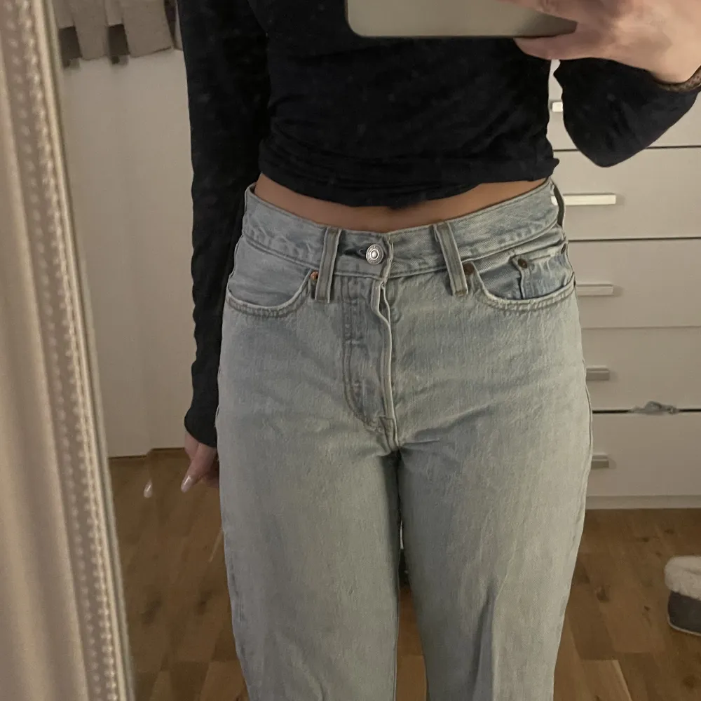 Levis wedgie straight. Lågmidjade jeans. Dessa är tyvärr för små för mig. Köparen står för frakten💞. Jeans & Byxor.