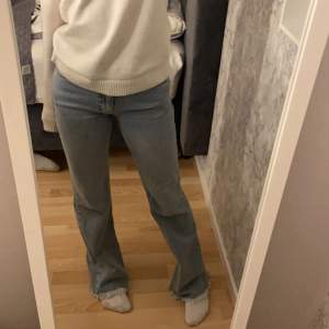 Säljer dessa jeans ifrån Gina. Knappt använda och är i fint skick! Jag är lite över 1,70 och de är långa på mig Köparen står för frakten!