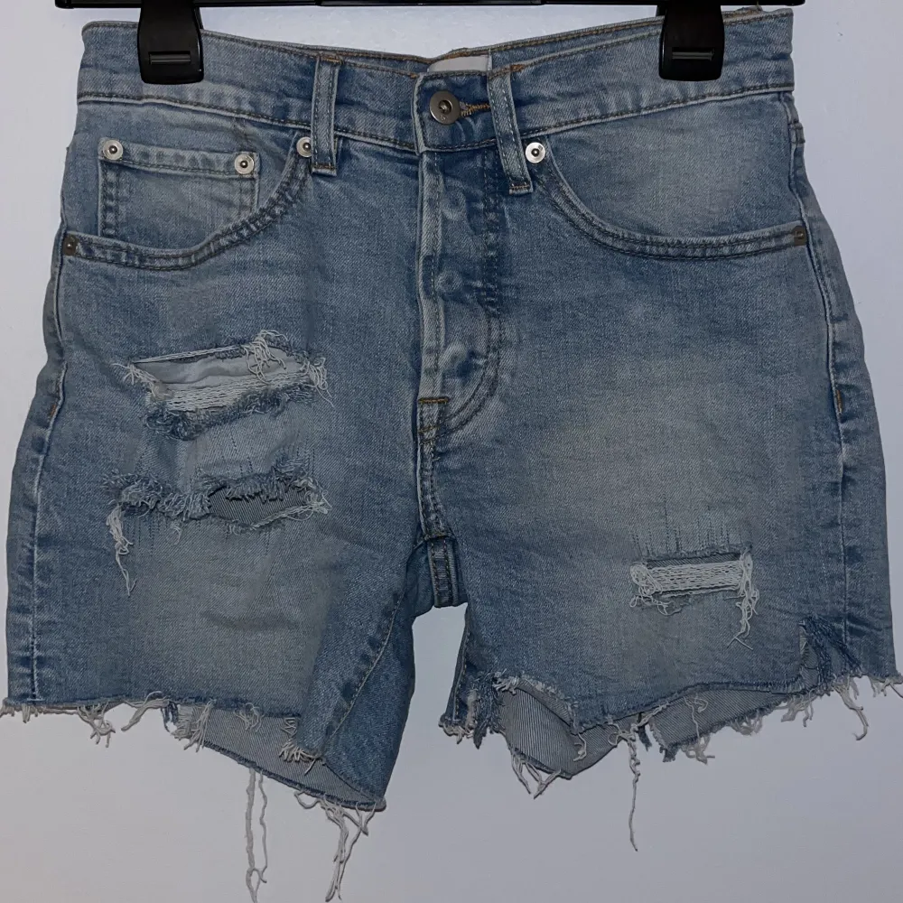 Söta blåa jeansshorts med slitningar i storlek s från lager 157. 50kr +frakt, priset går att diskutera☺️💕 skriv vid frågor eller för fler bilder🌟. Shorts.