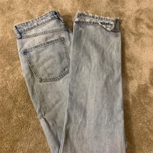 Mid Rise zara jeans  - Säker mina mid Rise zara jeans då de tyvärr inte kommer till användning längre. Bra skick, super fin tvätt o långa i benen på mig som är 175. 
