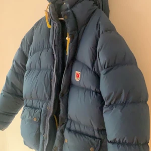 Fjällräven jacka S - !Såld! Säljer min fjällräven jacka i stl unisex S.  Säljer då den inte kommer till användning så mycket. 2700 + frakt💗 