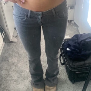 Lågmidjade jeans - Lågmidjade jeans💕 orginalpris:1200, mitt pris:350kr+frakt midjemått:ca 76cm Innerberslängden: ca 80 cm, högsta bud:580+frakt