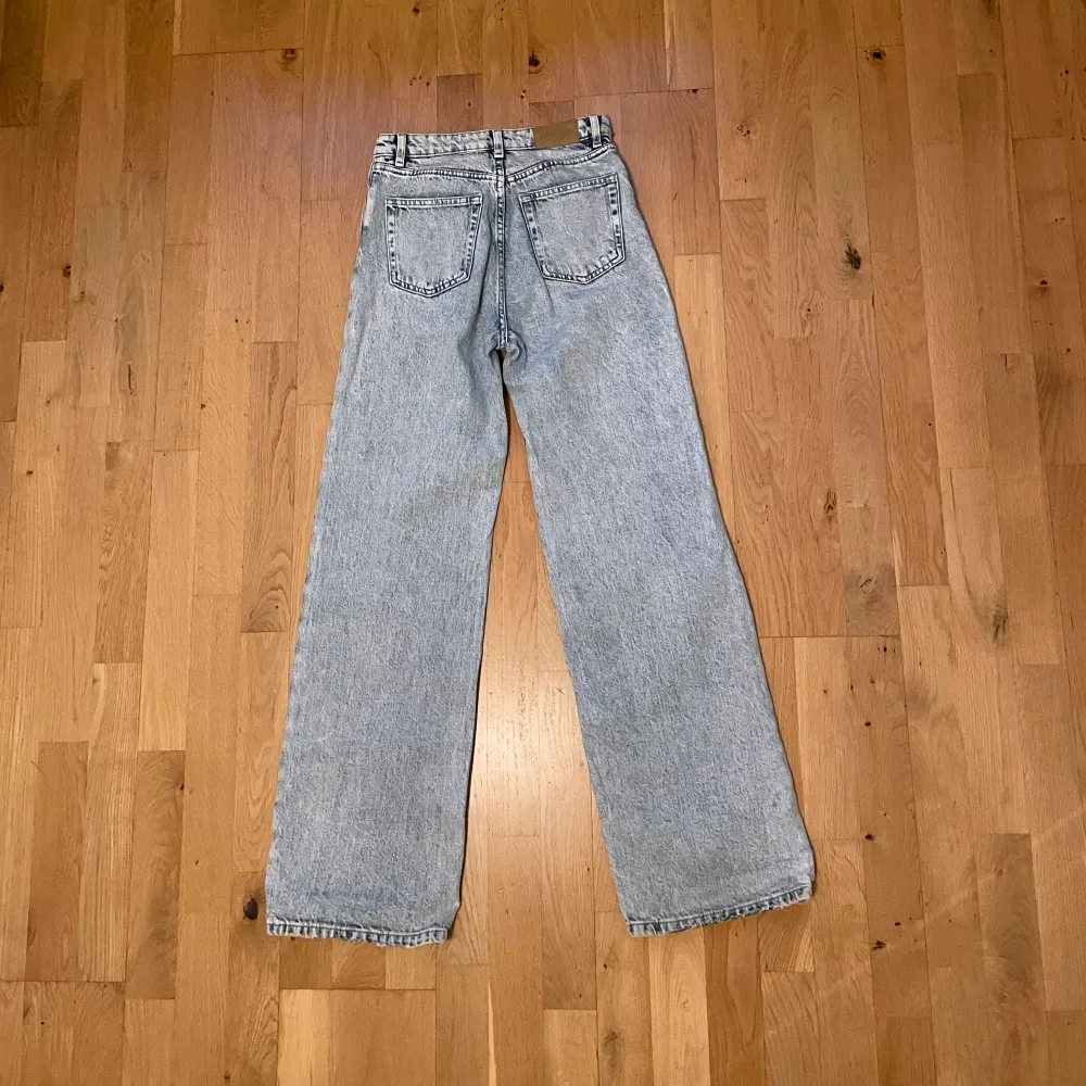 Säljer mina fina och sköna Monki jeans. De är något slitna i nederkant på benen men annars fin skick. Köparen står för frakten. Jeans & Byxor.