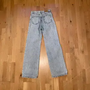 Säljer mina fina och sköna Monki jeans. De är något slitna i nederkant på benen men annars fin skick. Köparen står för frakten