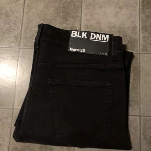 Helt nya och oanvända BLK DNM jeans, säljer då dom inte passade mig. Har inget kvitto med med tagsen finns kvar. NYPRIS: 1500kr