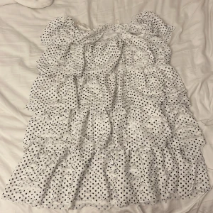 Zara klänning  - Sååå fin zara klänning ❤️❤️ jag har tagit bort bältet för jag tycker det e snyggare!! aldrig använd 