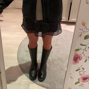 Höga boots  - Höga boots i läder, knappt använda 