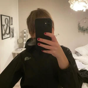North Face jacka - Säljer min snygga North Face regnjacka. Den är i nyskick och fortfarande snygg och fräsch. Men säljer för att den är för kort i armarna för mig. 